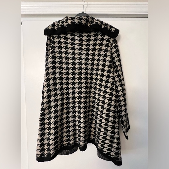 Black & Tan Cardigan w/ Pattern - Picture 4 of 7